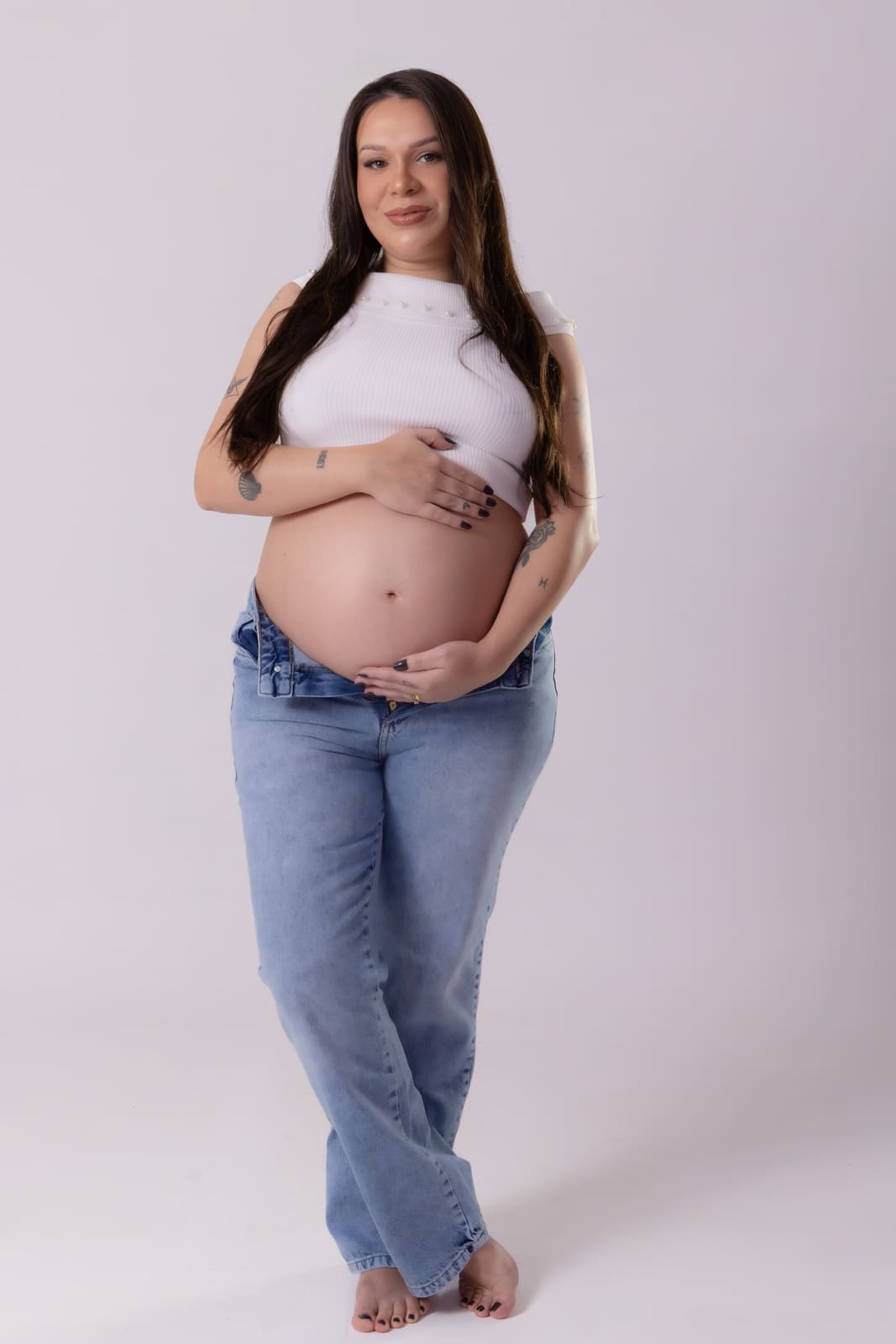 Blusa de pérolas com jeans escuro